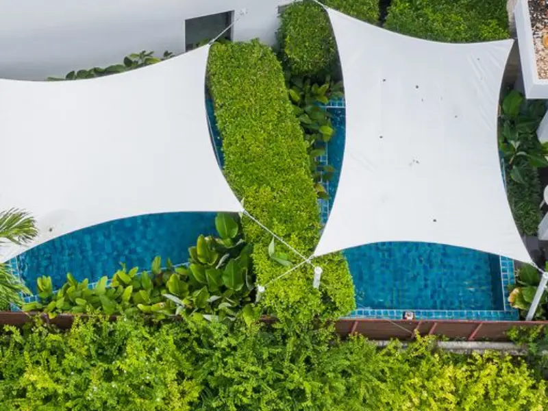 บรรยากาศรีสอร์ทสไตล์โมเดิร์นที่รายล้อมไปด้วยพรรณไม้สีเขียว - The Rock Hua Hin